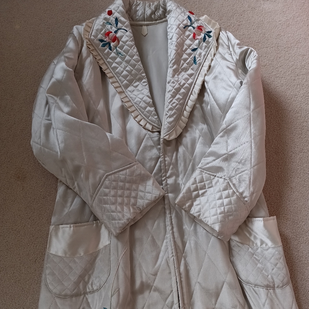 VINTAGE, UNWORN "SOUVENIR", QUILTED SATIN ROBE WITH EMBROIDERY!